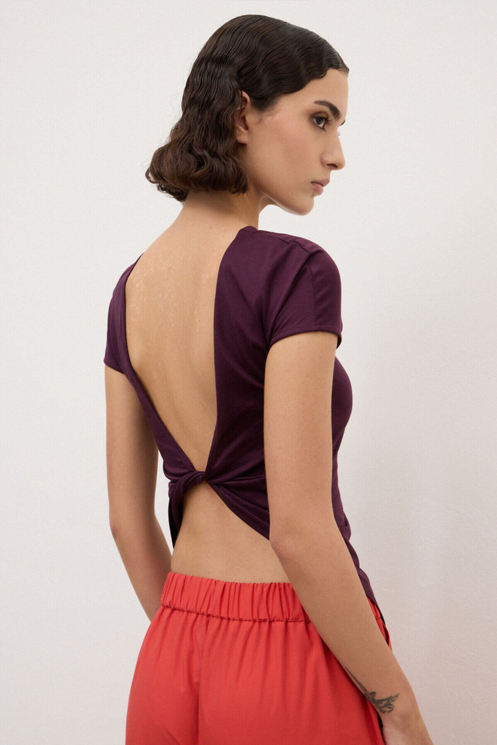 T-Shirt con Schiena Scoperta