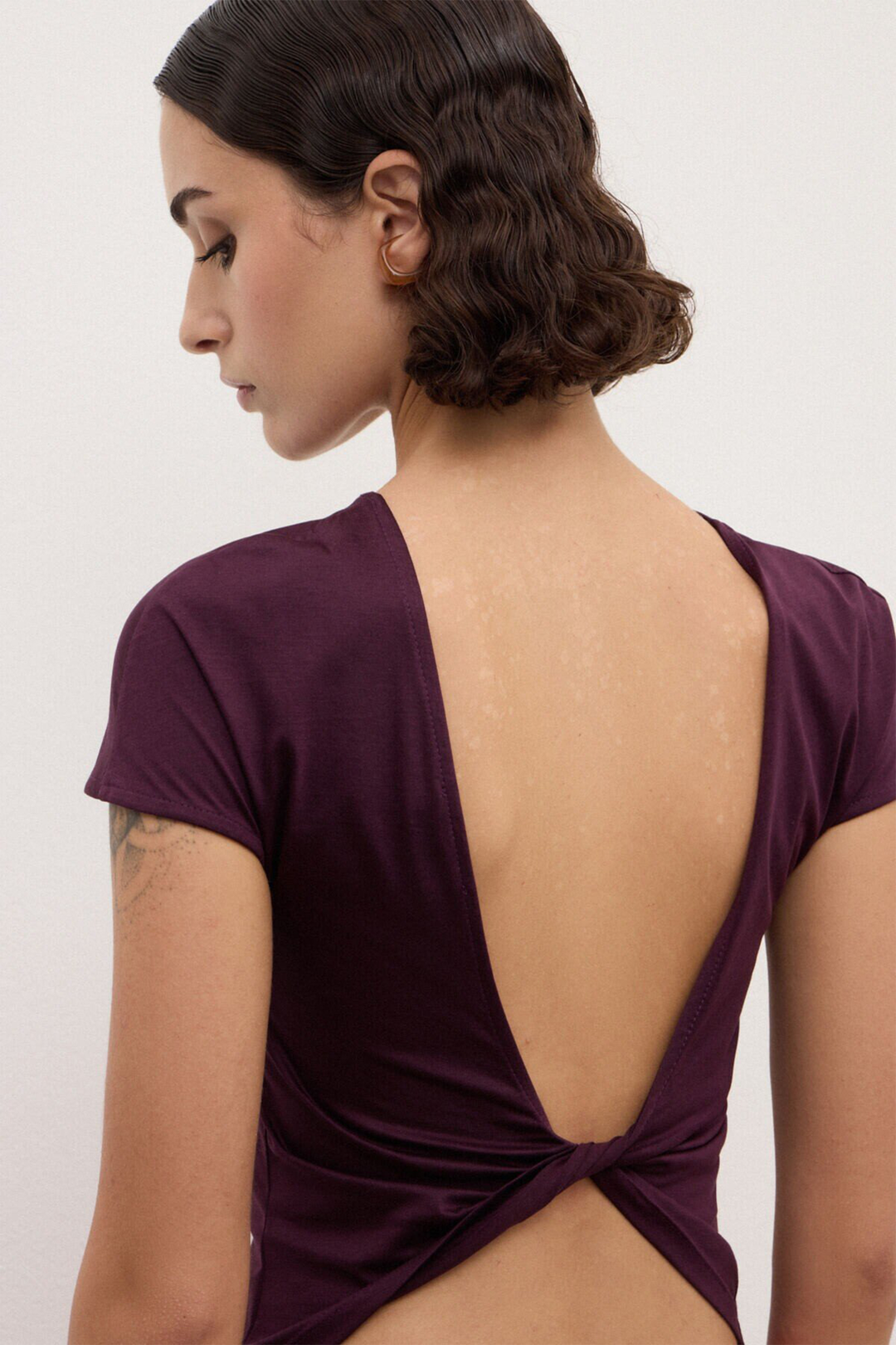 T-Shirt con Schiena Scoperta